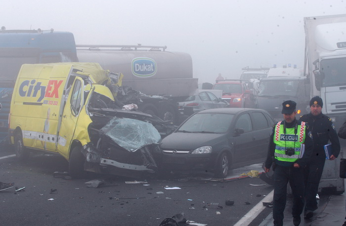 Zagreb, 161111.
Zagrebacka obilaznica, smjer istok, na mostu prije cvora Ivanja Reka, u jutrosnjoj magli oko 7 i 30 sati , sudarilo se dvadesetak automobila, a ozlijedjeno je vise osoba.
Foto: Goran Mehkek / Cropix