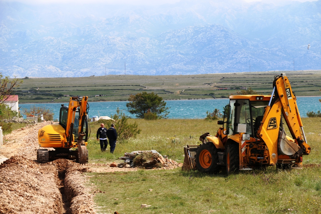 Vir: Radovi na postavljanju javne rasvjete i asfaltiranju prometnica Vir: Radovi na postavljanju javne rasvjete i asfaltiranju prometnica
