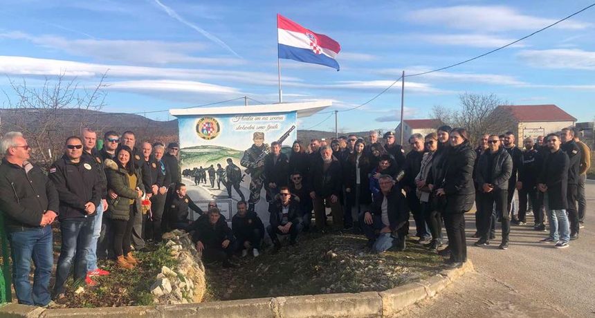 U Lišanima Ostrovičkim otkriven mural hrvatskom vitezu Branimiru Mamiću U Lišanima Ostrovičkim otkriven mural hrvatskom vitezu Branimiru Mamiću