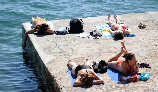 Zadar, 140610.
Suncanje i kupanje na zadarskim plazama.
Foto: Andrija Lucic / Cropix