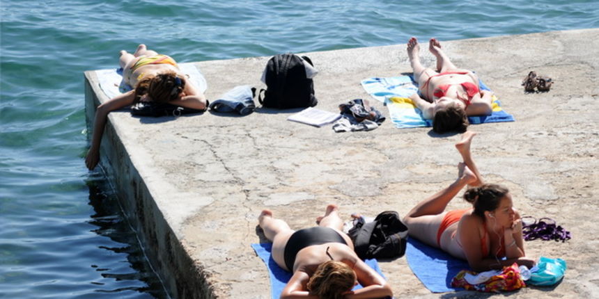 Zadar, 140610.
Suncanje i kupanje na zadarskim plazama.
Foto: Andrija Lucic / Cropix
