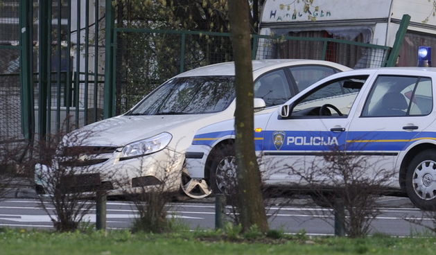 Zagreb, 270310.
Na krizanju Selske ceste i Krapinske ulice dogodila se prometna nesreca u kojoj je vozac naletio na skupinu pjesaka. Dva pjesaka su smrtno stradala.
Foto: Drago Sopta / CROPIX