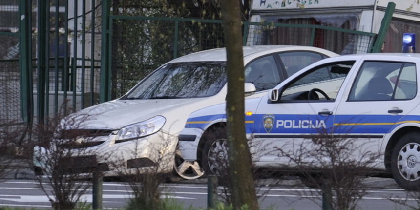 Zagreb, 270310.
Na krizanju Selske ceste i Krapinske ulice dogodila se prometna nesreca u kojoj je vozac naletio na skupinu pjesaka. Dva pjesaka su smrtno stradala.
Foto: Drago Sopta / CROPIX Zagreb, 270310.
Na krizanju Selske ceste i Krapinske ulice dogodila se prometna nesreca u kojoj je vozac naletio na skupinu pjesaka. Dva pjesaka su smrtno stradala.
Foto: Drago Sopta / CROPIX