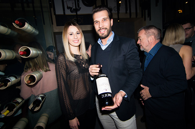 Jučer je Zagreb postati bogatiji za još jednu destinaciju za opuštanje Bistroteka Bar, u kojoj će svi posjetitelji moći uživati u bogatoj ponudi whiskey-a, cognaca, gina, ruma, koktela, kojeg će prepoznati svi ljubitelji ovog jedinstvenog užitka. Dobru Jučer je Zagreb postati bogatiji za još jednu destinaciju za opuštanje Bistroteka Bar, u kojoj će svi posjetitelji moći uživati u bogatoj ponudi whiskey-a, cognaca, gina, ruma, koktela, kojeg će prepoznati svi ljubitelji ovog jedinstvenog užitka. Dobru