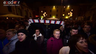 Tisuće Zadrana uživalo na krcatom Narodnom trgu i Tgu Petra Zoranića uz Tomislava Bralića i klapu Intrade Tisuće Zadrana uživalo na krcatom Narodnom trgu i Tgu Petra Zoranića uz Tomislava Bralića i klapu Intrade