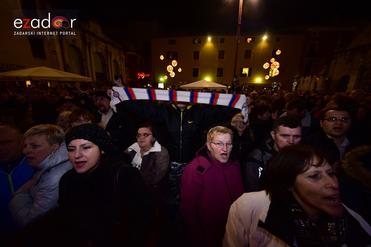 Tisuće Zadrana uživalo na krcatom Narodnom trgu i Tgu Petra Zoranića uz Tomislava Bralića i klapu Intrade Tisuće Zadrana uživalo na krcatom Narodnom trgu i Tgu Petra Zoranića uz Tomislava Bralića i klapu Intrade
