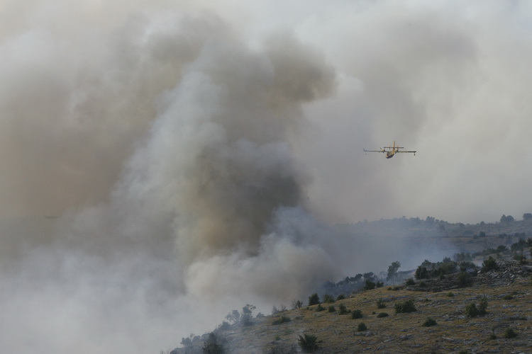 Split 140711.
Veliki pozar izbio je na otoku Bracu.
Foto: Vladimir Dugandzic / CROPIX Split 140711.
Veliki pozar izbio je na otoku Bracu.
Foto: Vladimir Dugandzic / CROPIX