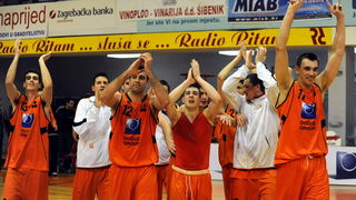 Sibenik ,170213.
Dvorana Baldekin 
Derbi utakmica izmedju GKK Sibenik i Sonik Puntamika Zadar za prvaka A2 Hrvatske kosarkaske lige Jug.
Na slici: slavlje nakon pobjede Sibenika.
Foto: Niksa Stipanicev / CROPIX