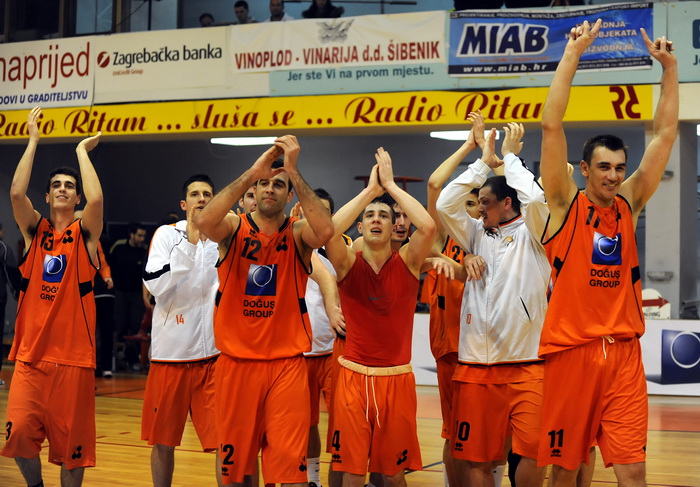 Sibenik ,170213.
Dvorana Baldekin 
Derbi utakmica izmedju GKK Sibenik i Sonik Puntamika Zadar za prvaka A2 Hrvatske kosarkaske lige Jug.
Na slici: slavlje nakon pobjede Sibenika.
Foto: Niksa Stipanicev / CROPIX