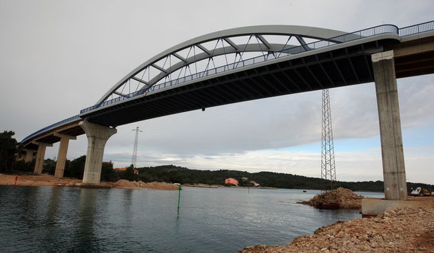 Zadar, 270111.
Pomorski prelaz Zdrelac izmedju Uglana i Pasmana nakon rekonstrukcije mosta ponovno je otvoren za sav promet iako ce radovi potrajati jos neko vrijeme.
Foto : Vladimir Ivanov / CROPIX