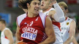 Bydgoszcz, 150909.
Dvorana Sport Arena Luczniczka.
Europsko prvenstvo u kosarci u Poljskoj, drugi krug natjecanja po skupinama 3. kolo grupe E, utakmica izmedju Hrvatske i Njemacke odlucujuca za ulazak u cetvrtfinale.
Na slici: Kresimir Loncar i Sven Schu