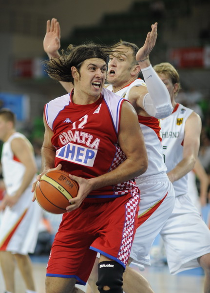 Bydgoszcz, 150909.
Dvorana Sport Arena Luczniczka.
Europsko prvenstvo u kosarci u Poljskoj, drugi krug natjecanja po skupinama 3. kolo grupe E, utakmica izmedju Hrvatske i Njemacke odlucujuca za ulazak u cetvrtfinale.
Na slici: Kresimir Loncar i Sven Schu