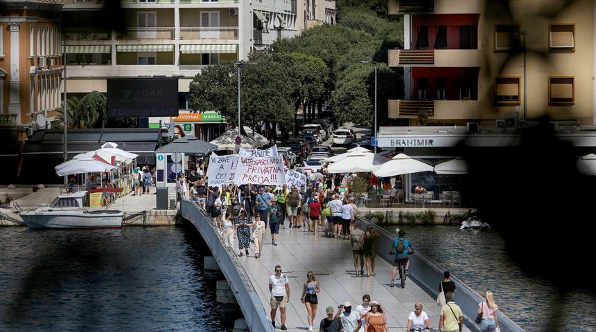 Zadarski vatrogasci prosvjedovali zbog niskih plaća