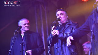 Tisuće Zadrana uživalo na krcatom Narodnom trgu i Tgu Petra Zoranića uz Tomislava Bralića i klapu Intrade Tisuće Zadrana uživalo na krcatom Narodnom trgu i Tgu Petra Zoranića uz Tomislava Bralića i klapu Intrade