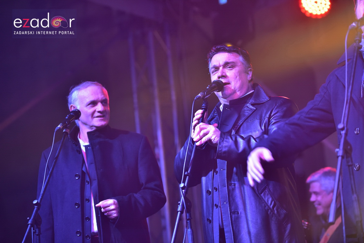 Tisuće Zadrana uživalo na krcatom Narodnom trgu i Tgu Petra Zoranića uz Tomislava Bralića i klapu Intrade Tisuće Zadrana uživalo na krcatom Narodnom trgu i Tgu Petra Zoranića uz Tomislava Bralića i klapu Intrade