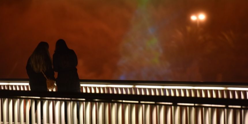 Zadar – U uvali Jazine postavljen je hologramski prikaz bozicne Jelke uz popratne audio vizualne efekte. Projekcija se odrzava do Nove godine svakog popodneva iza 17 sati. Dogadjaj je organizirala tvrtka Parkour media u sklopu manifestacije Advent u Zadru