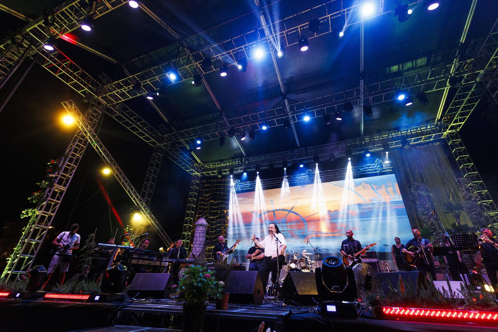 Mišo Kovač i prijatelji na Starom placu u Splitu Mišo Kovač i prijatelji na Starom placu u Splitu