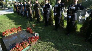 08.10.2013., Zagreb – U povodu Dana neovisnosti na groblju Mirogoju polozeni su zajednicki vijenci predsjednika Republike Hrvatske, predsjednika Hrvatskoga sabora, predsjednika Vlade RH, izaslanstva Oruzanih snaga i izaslanstvo Ravnateljstva policije. U p