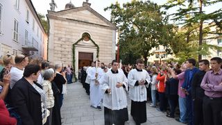 Velik broj vjernika sudjelovalo u procesiji u kojoj je nošeno tijelo Leopolda Bogdana Mandića od crkve Gospe od zdravlja do katedrale sv. Stošije Velik broj vjernika sudjelovalo u procesiji u kojoj je nošeno tijelo Leopolda Bogdana Mandića od crkve Gospe od zdravlja do katedrale sv. Stošije