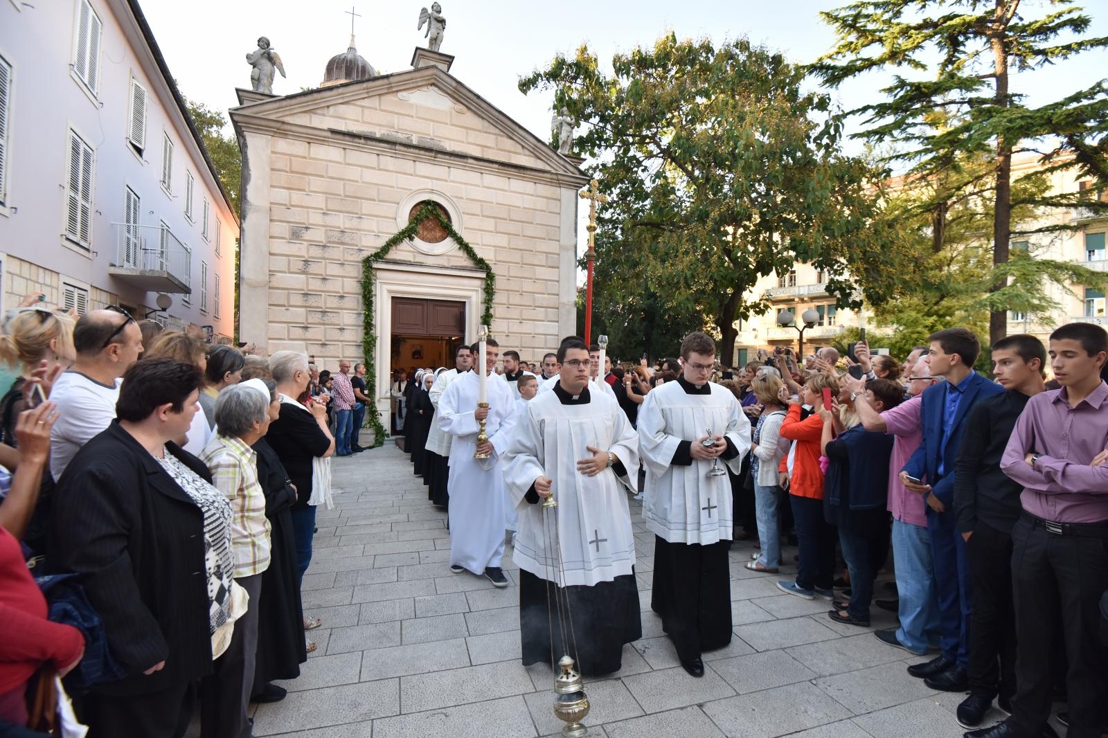 Velik broj vjernika sudjelovalo u procesiji u kojoj je nošeno tijelo Leopolda Bogdana Mandića od crkve Gospe od zdravlja do katedrale sv. Stošije Velik broj vjernika sudjelovalo u procesiji u kojoj je nošeno tijelo Leopolda Bogdana Mandića od crkve Gospe od zdravlja do katedrale sv. Stošije