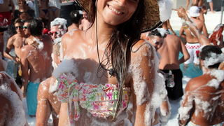 Novalja / Zrce, 260811.
Tematski blok: Pjena party u Aquariusu. Jedan od zastitnih znakova zrcanskog kluba Aquarius je pjena party. Svakodnevni je sastavni dio Aquariusovih After Beach Partyja. Taj jednostavan dogadjaj izuzetno veseli partijanere koji rad