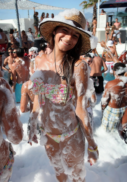 Novalja / Zrce, 260811.
Tematski blok: Pjena party u Aquariusu. Jedan od zastitnih znakova zrcanskog kluba Aquarius je pjena party. Svakodnevni je sastavni dio Aquariusovih After Beach Partyja. Taj jednostavan dogadjaj izuzetno veseli partijanere koji rad