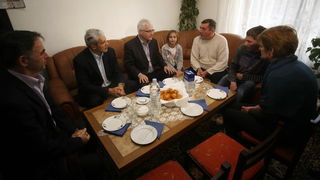 Deringaj, 251110.
Hrvatski i srbijanski predsjednik Ivo Josipovic i Boris Tadic posjetili su u cetvrtak srpsku povratnicku obitelj Markovic u selu Deringaju kod Gracaca. Josipovic i Tadic koji boravi u dvodnevnom posjetu Hrvatskoj bili su gosti u domu ce Deringaj, 251110.
Hrvatski i srbijanski predsjednik Ivo Josipovic i Boris Tadic posjetili su u cetvrtak srpsku povratnicku obitelj Markovic u selu Deringaju kod Gracaca. Josipovic i Tadic koji boravi u dvodnevnom posjetu Hrvatskoj bili su gosti u domu ce