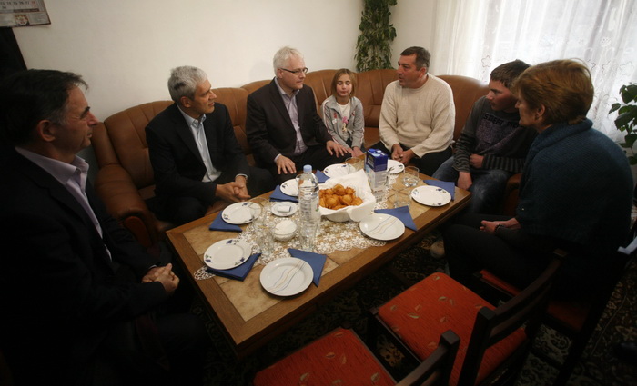 Deringaj, 251110.
Hrvatski i srbijanski predsjednik Ivo Josipovic i Boris Tadic posjetili su u cetvrtak srpsku povratnicku obitelj Markovic u selu Deringaju kod Gracaca. Josipovic i Tadic koji boravi u dvodnevnom posjetu Hrvatskoj bili su gosti u domu ce Deringaj, 251110.
Hrvatski i srbijanski predsjednik Ivo Josipovic i Boris Tadic posjetili su u cetvrtak srpsku povratnicku obitelj Markovic u selu Deringaju kod Gracaca. Josipovic i Tadic koji boravi u dvodnevnom posjetu Hrvatskoj bili su gosti u domu ce