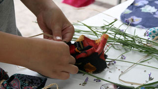 Danas je održana kreativna radionica za velike i male u organizaciji Dječjeg odjela Gradske knjižnice Zadar: izrada stručaka i jastučića od lavande od 10-12 h. Radionicu je vodila gospođa Jadranka Plantak. Foto by Lucija Juravic Danas je održana kreativna radionica za velike i male u organizaciji Dječjeg odjela Gradske knjižnice Zadar: izrada stručaka i jastučića od lavande od 10-12 h. Radionicu je vodila gospođa Jadranka Plantak. Foto by Lucija Juravic