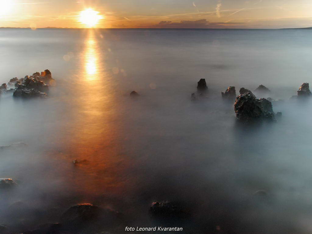 Punta Skala: Sunce tone u beskraj valova