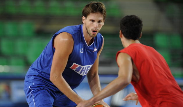 Bydgoszcz, 120909.
Europsko prvenstvo u kosarci u Poljskoj.
Dvorana Sport Arena Luczniczka.
Na slici: Mario Stojic i Roko Leni Ukic tokom treninga Hrvatske kosarkaske reprezentacije.
Foto: Drago Sopta  / CROPIX