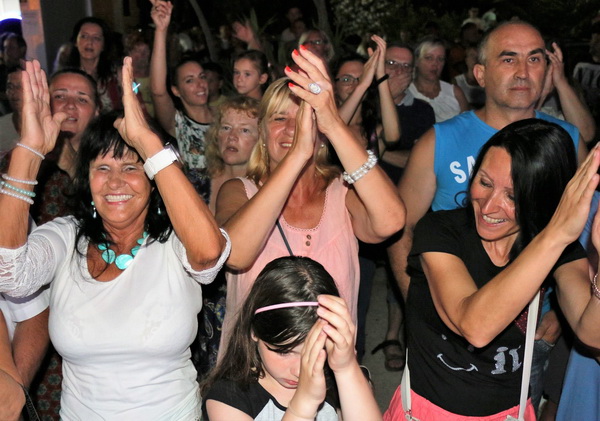 Virsko ljeto 2016: Dražen Zečić Zeko i Banana Band raspjevali i rasplesali Vir