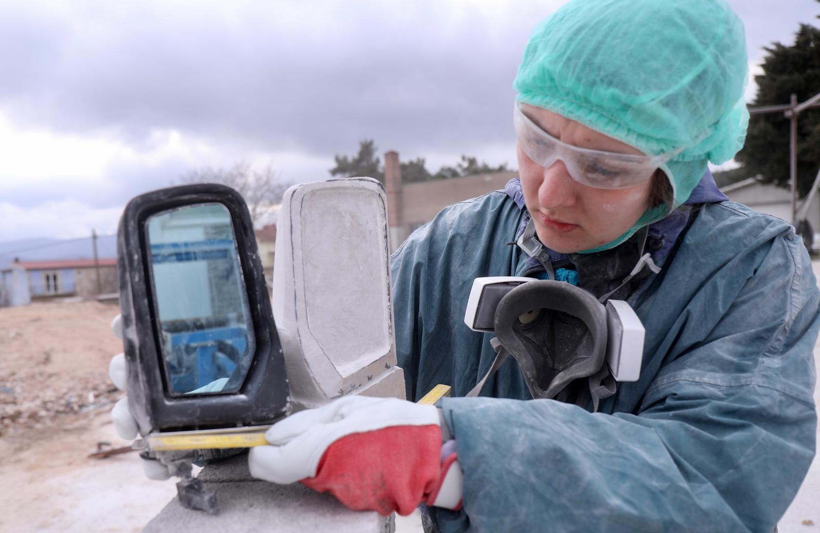 Mladi europski kipari stigli u Imotski, punom parom rade spomenik kultnom Mercedesu Mladi europski kipari stigli u Imotski, punom parom rade spomenik kultnom Mercedesu