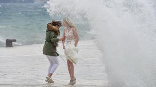 Tijekom snimanja reklamne kampanje valovi doslovno “okupali” manekenku na zadarskoj rivi