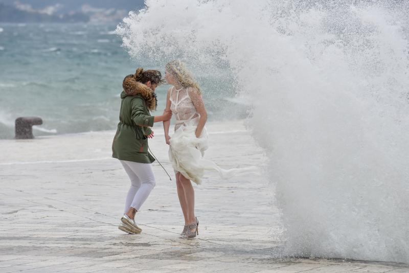 Tijekom snimanja reklamne kampanje valovi doslovno “okupali” manekenku na zadarskoj rivi