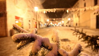 Sinj, 101212. 
Ciklona Simenka je veceras donijela pravi snijezni ugodjaj u Sinju.
Na slici Snijezni ugodjaj u Sinju.
Foto: Zvonimir Barisin / CROPIX
