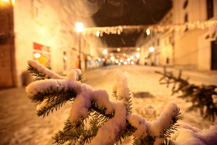 Sinj, 101212. 
Ciklona Simenka je veceras donijela pravi snijezni ugodjaj u Sinju.
Na slici Snijezni ugodjaj u Sinju.
Foto: Zvonimir Barisin / CROPIX