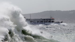 Zadar, 260812
Olujno nevrijeme sa jakim zapadnim vjetrom zahvatilo je u ranim popodnevnim satima zadarsko podrucje na radost brojnih turista i Zadrana koji su uzivali u prekrasnim prizorima, ali isto tako i na nesrecu mnogih nauticara kojima je ovakva olu