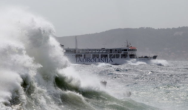 Zadar, 260812
Olujno nevrijeme sa jakim zapadnim vjetrom zahvatilo je u ranim popodnevnim satima zadarsko podrucje na radost brojnih turista i Zadrana koji su uzivali u prekrasnim prizorima, ali isto tako i na nesrecu mnogih nauticara kojima je ovakva olu
