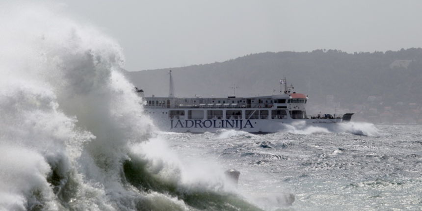 Zadar, 260812
Olujno nevrijeme sa jakim zapadnim vjetrom zahvatilo je u ranim popodnevnim satima zadarsko podrucje na radost brojnih turista i Zadrana koji su uzivali u prekrasnim prizorima, ali isto tako i na nesrecu mnogih nauticara kojima je ovakva olu Zadar, 260812
Olujno nevrijeme sa jakim zapadnim vjetrom zahvatilo je u ranim popodnevnim satima zadarsko podrucje na radost brojnih turista i Zadrana koji su uzivali u prekrasnim prizorima, ali isto tako i na nesrecu mnogih nauticara kojima je ovakva olu
