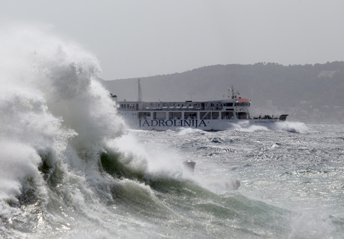 Zadar, 260812
Olujno nevrijeme sa jakim zapadnim vjetrom zahvatilo je u ranim popodnevnim satima zadarsko podrucje na radost brojnih turista i Zadrana koji su uzivali u prekrasnim prizorima, ali isto tako i na nesrecu mnogih nauticara kojima je ovakva olu