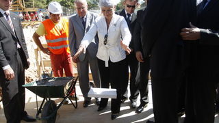 Zadar, 020810.
Jadranka Kosor polozila je kamen temeljac za zgradu u kojoj ce biti 65 stanova za hrvatske ratne vojne invalide. Gradiliste se nalazi u ulici Krste Odaka
Na fotografiji premijerka polaze kamen telmeljac.
Foto: Jure Miskovic / CROPIX