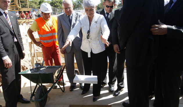 Zadar, 020810.
Jadranka Kosor polozila je kamen temeljac za zgradu u kojoj ce biti 65 stanova za hrvatske ratne vojne invalide. Gradiliste se nalazi u ulici Krste Odaka
Na fotografiji premijerka polaze kamen telmeljac.
Foto: Jure Miskovic / CROPIX