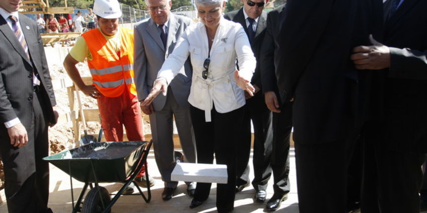 Zadar, 020810.
Jadranka Kosor polozila je kamen temeljac za zgradu u kojoj ce biti 65 stanova za hrvatske ratne vojne invalide. Gradiliste se nalazi u ulici Krste Odaka
Na fotografiji premijerka polaze kamen telmeljac.
Foto: Jure Miskovic / CROPIX Zadar, 020810.
Jadranka Kosor polozila je kamen temeljac za zgradu u kojoj ce biti 65 stanova za hrvatske ratne vojne invalide. Gradiliste se nalazi u ulici Krste Odaka
Na fotografiji premijerka polaze kamen telmeljac.
Foto: Jure Miskovic / CROPIX