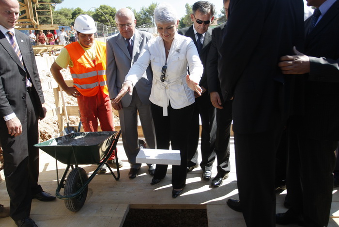 Zadar, 020810.
Jadranka Kosor polozila je kamen temeljac za zgradu u kojoj ce biti 65 stanova za hrvatske ratne vojne invalide. Gradiliste se nalazi u ulici Krste Odaka
Na fotografiji premijerka polaze kamen telmeljac.
Foto: Jure Miskovic / CROPIX