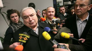 Zagreb, 040110
HDZ, Trg zrtava fasizma 4.
Sjednica predsjednistva HDZ-a zbog najavljenog povratka Ive Sanadera. Zbivanja u HDZ-u od jutra prati veliki broj novinara , fotoreportera i snimatelja.
Djuro Perica daje izjavu novinarima u stozeru Hdz-a.
Foto: D