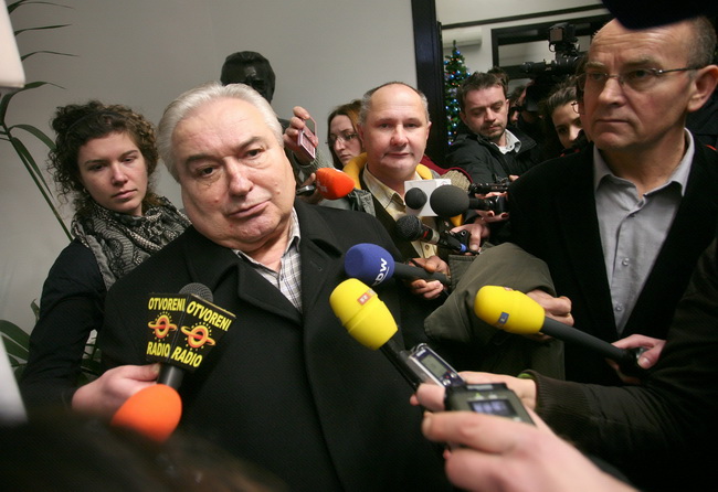 Zagreb, 040110
HDZ, Trg zrtava fasizma 4.
Sjednica predsjednistva HDZ-a zbog najavljenog povratka Ive Sanadera. Zbivanja u HDZ-u od jutra prati veliki broj novinara , fotoreportera i snimatelja.
Djuro Perica daje izjavu novinarima u stozeru Hdz-a.
Foto: D