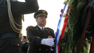 Skabrnja, 181111.
20. obljetnica stradanja Skabrnje. U Skabrnji je uz govore na trgu ispred crkve odrzano i polaganje vijenaca na groblju.
Na fotografiji: vijenac je polozio i izaslanik predjednika Slavko Baric.
Foto: Andrija Lucic / CROPIX Skabrnja, 181111.
20. obljetnica stradanja Skabrnje. U Skabrnji je uz govore na trgu ispred crkve odrzano i polaganje vijenaca na groblju.
Na fotografiji: vijenac je polozio i izaslanik predjednika Slavko Baric.
Foto: Andrija Lucic / CROPIX