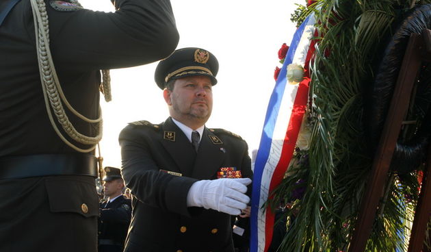 Skabrnja, 181111.
20. obljetnica stradanja Skabrnje. U Skabrnji je uz govore na trgu ispred crkve odrzano i polaganje vijenaca na groblju. 
Na fotografiji: vijenac je polozio i izaslanik predjednika Slavko Baric.
Foto: Andrija Lucic / CROPIX