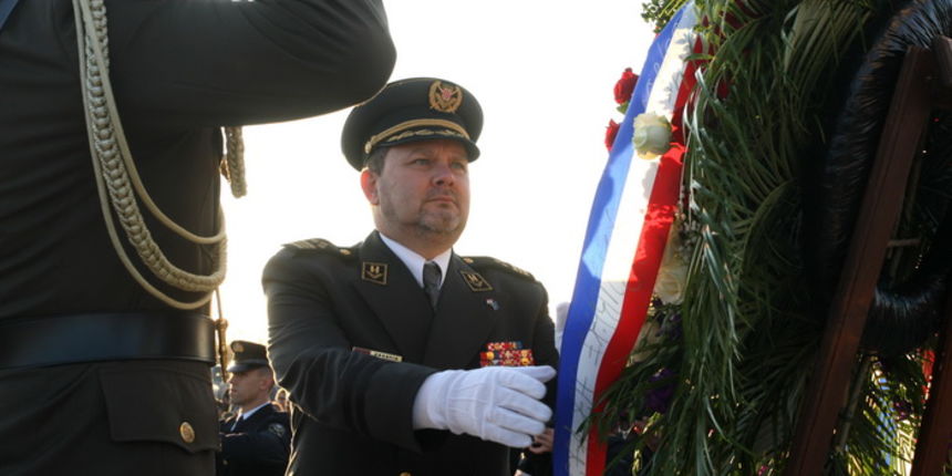 Skabrnja, 181111.
20. obljetnica stradanja Skabrnje. U Skabrnji je uz govore na trgu ispred crkve odrzano i polaganje vijenaca na groblju.
Na fotografiji: vijenac je polozio i izaslanik predjednika Slavko Baric.
Foto: Andrija Lucic / CROPIX Skabrnja, 181111.
20. obljetnica stradanja Skabrnje. U Skabrnji je uz govore na trgu ispred crkve odrzano i polaganje vijenaca na groblju.
Na fotografiji: vijenac je polozio i izaslanik predjednika Slavko Baric.
Foto: Andrija Lucic / CROPIX